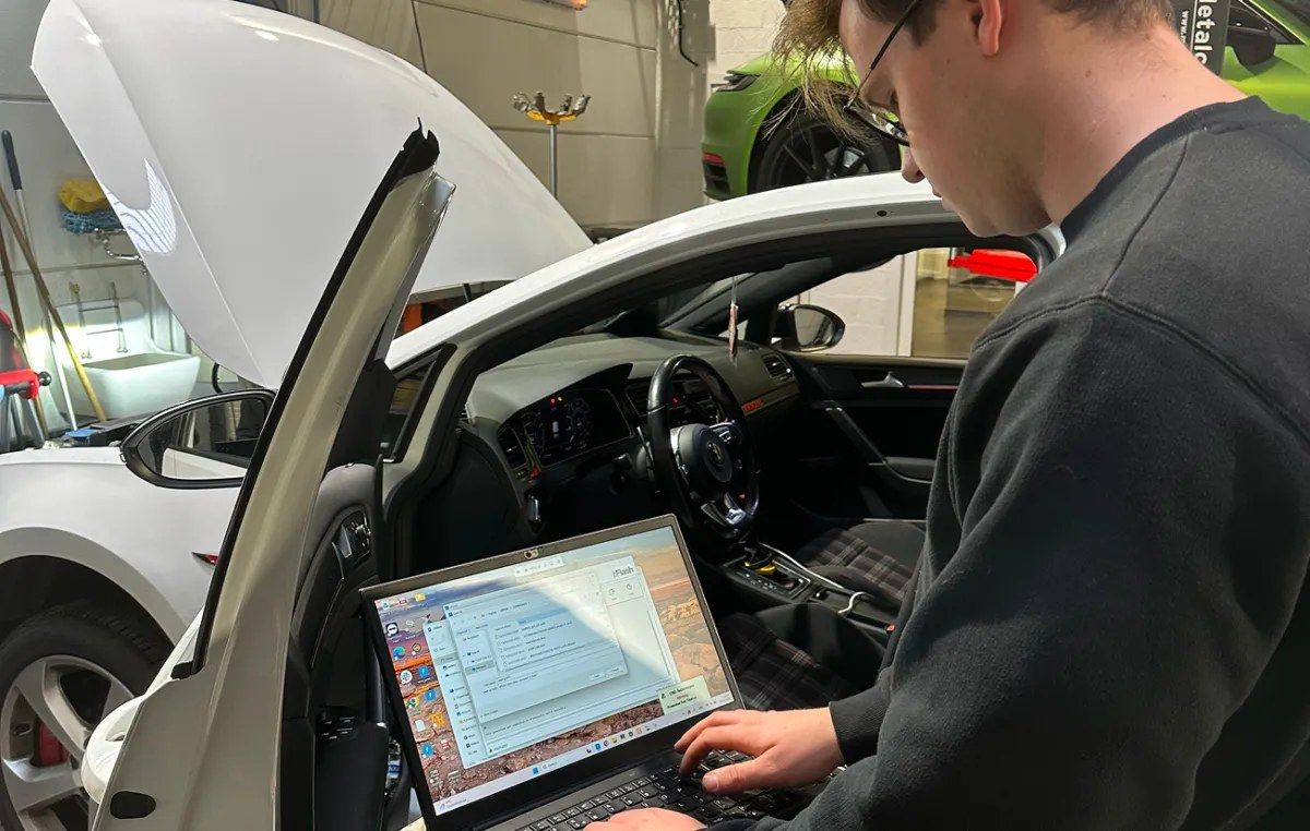 bFlash software being used by a technical mechanic.